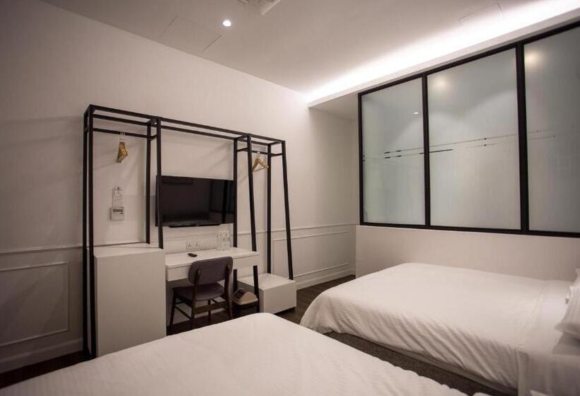 חדר משפחתי, The Southern Boutique