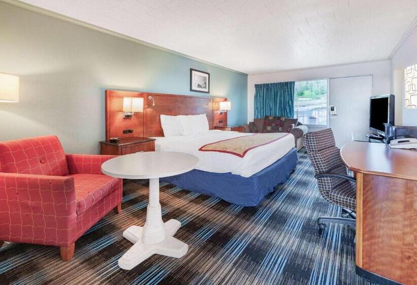 Номер Стандартный Кровать Куин, Days Inn & Suites By Wyndham St. Ignace Lakefront