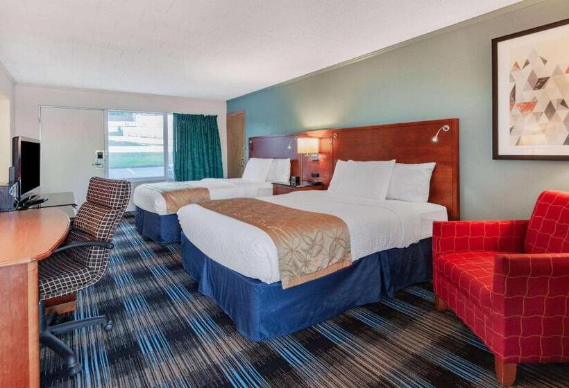 Номер Deluxe Кровать Куин, Days Inn & Suites By Wyndham St. Ignace Lakefront