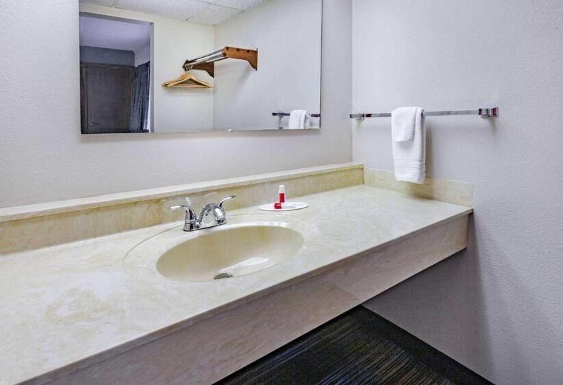 Номер Стандарт Кровать Кинг Адаптированный для Инвалидов, Days Inn & Suites By Wyndham St. Ignace Lakefront