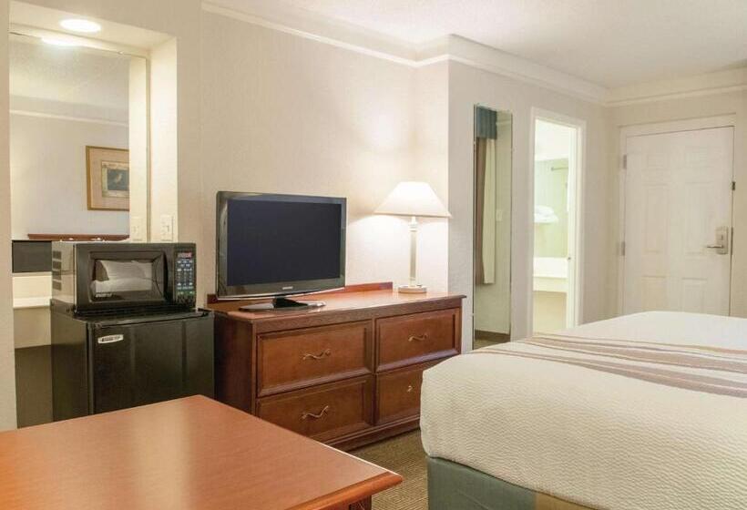 Номер Deluxe Кровать Кинг, La Quinta Inn By Wyndham New Orleans Veterans / Metairie