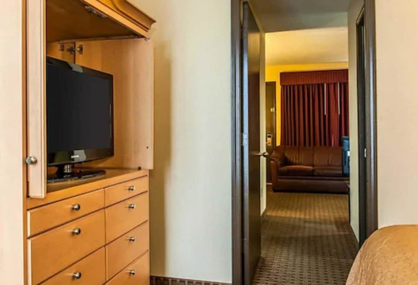 Люкс, Quality Inn & Suites Shelbyville I 74