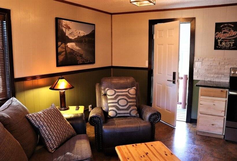 小室, Lone Fir Resort