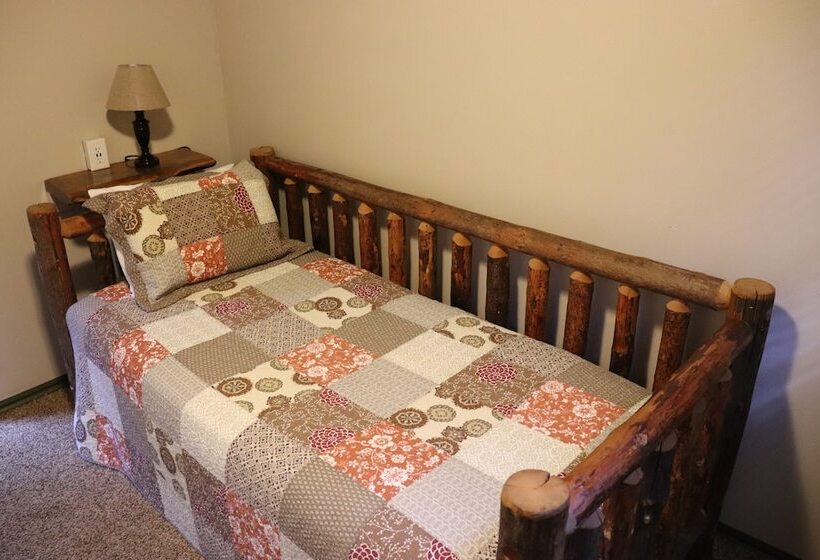 小室, Lone Fir Resort
