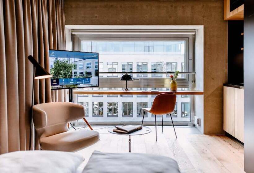 اتاق کلاس بیزنس, The Flag West M