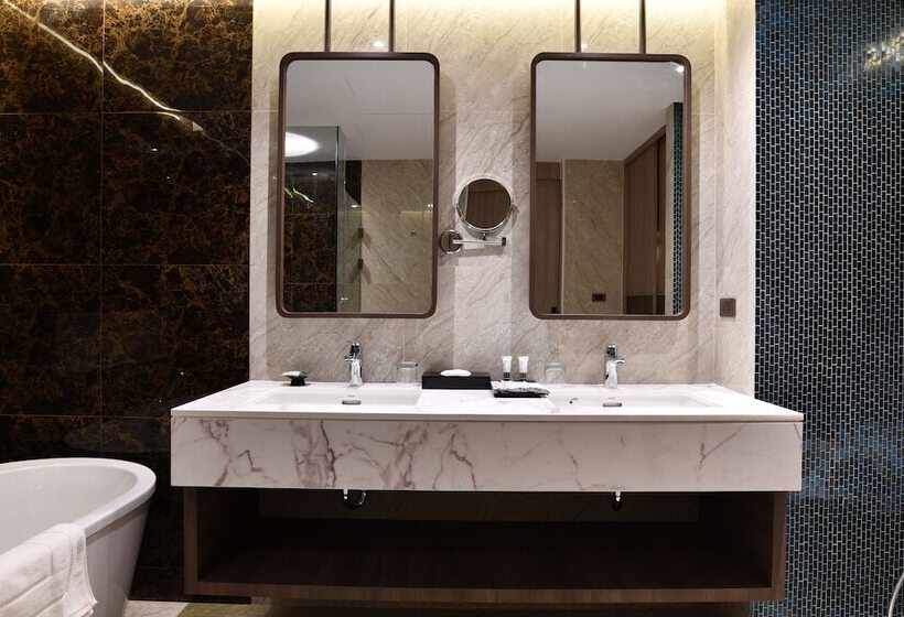 Havuz Manzaralı Süit, Skyview Resort Phuket Patong Beach