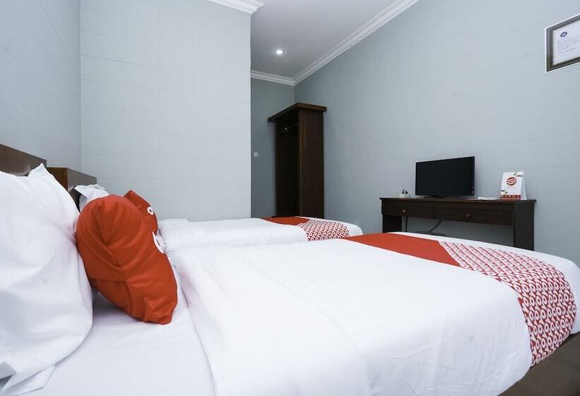 Номер Стандарт, Reddoorz Plus Syariah At Lotus Hotel Bojonegoro