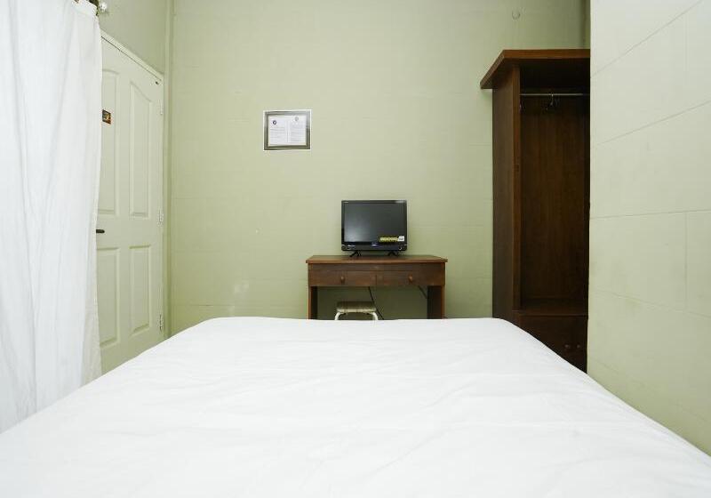 Номер Стандарт, Reddoorz Plus Syariah At Lotus Hotel Bojonegoro