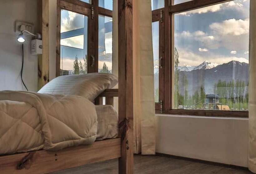 تختخواب در اتاق مشترک, Ree Hostel