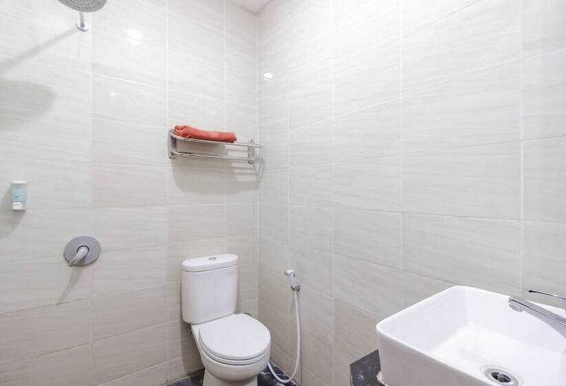 Номер Economy, Reddoorz At La Mega Near Pasar Pagi Cirebon