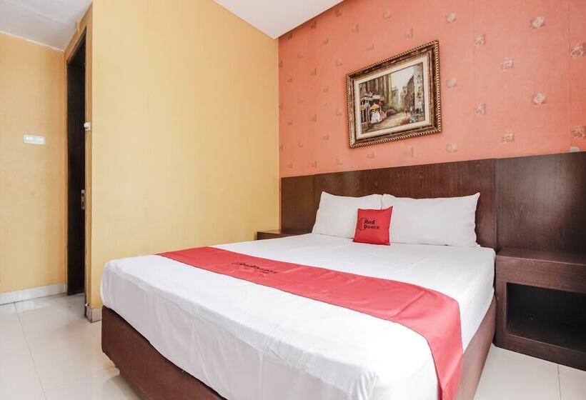 Номер Economy, Reddoorz At La Mega Near Pasar Pagi Cirebon
