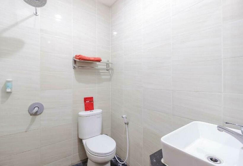 Номер Deluxe, Reddoorz At La Mega Near Pasar Pagi Cirebon