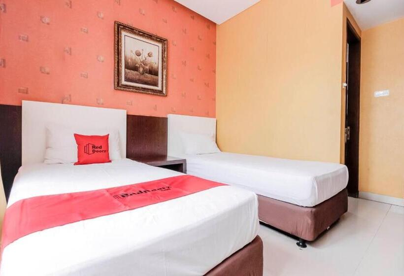 Номер Deluxe, Reddoorz At La Mega Near Pasar Pagi Cirebon