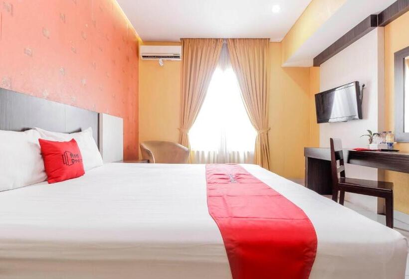 Номер Deluxe, Reddoorz At La Mega Near Pasar Pagi Cirebon