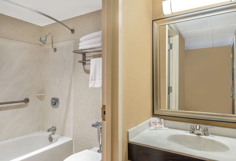 Люкс 2 Спальни, Ramada By Wyndham Paintsville Hotel & Conference Center