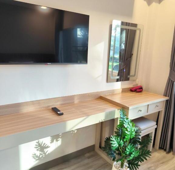 اتاق استاندارد با چشم‌انداز استخر, The Space Airport Hotel Chiang Rai