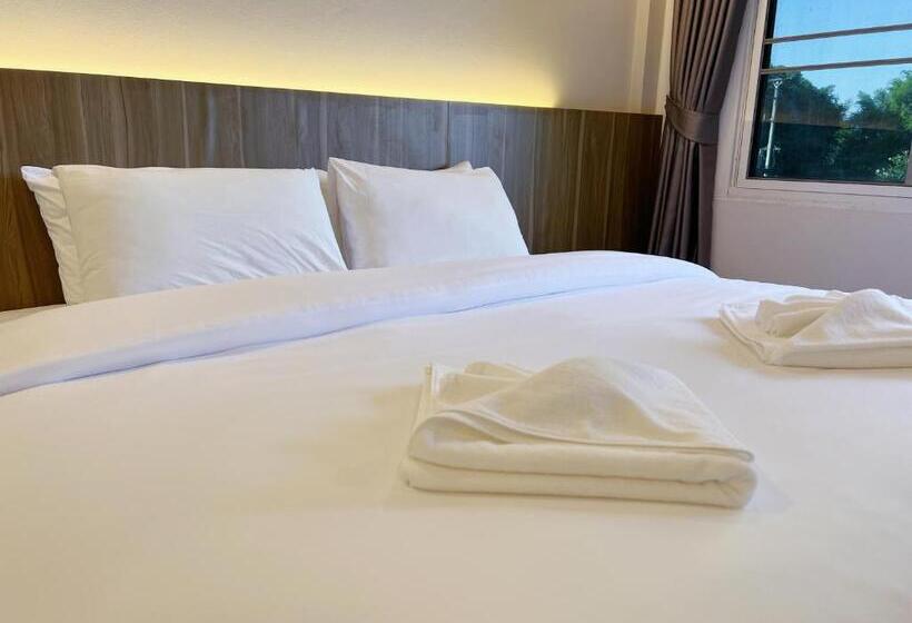 اتاق استاندارد با چشم‌انداز استخر, The Space Airport Hotel Chiang Rai