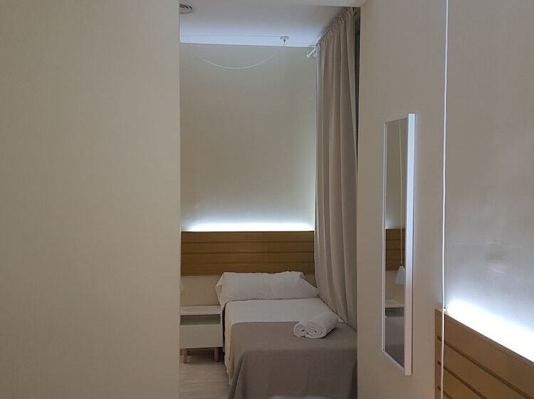 Habitación Triple Estándar, Le Petit Palü Fuencarral
