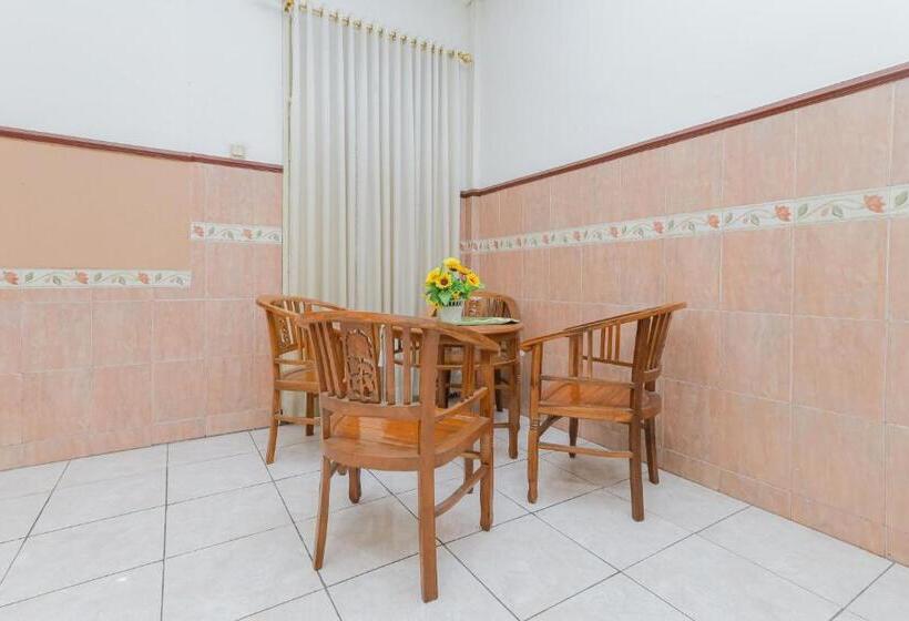 Семейный Номер, Reddoorz Syariah At Mojosari