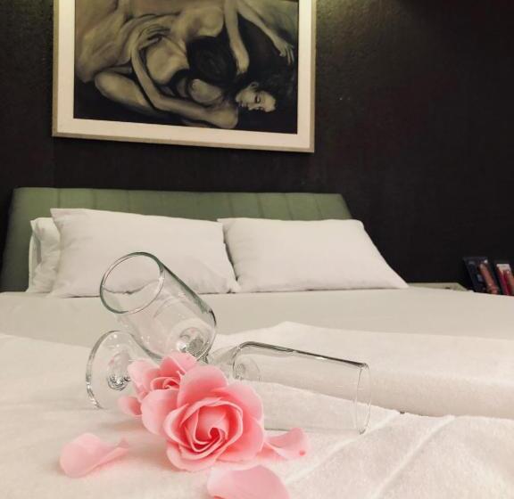 스위트 킹사이즈 침대, Motel Anonimus