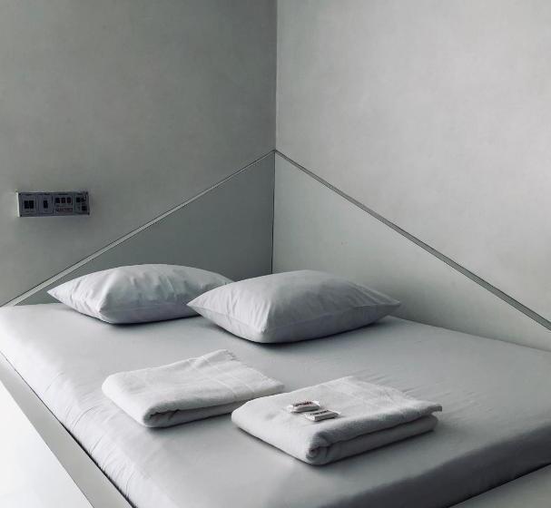 이코노미 룸, Motel Anonimus