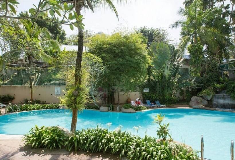 اتاق لوکس چهار تخته, Expat's Nook Beach Resort