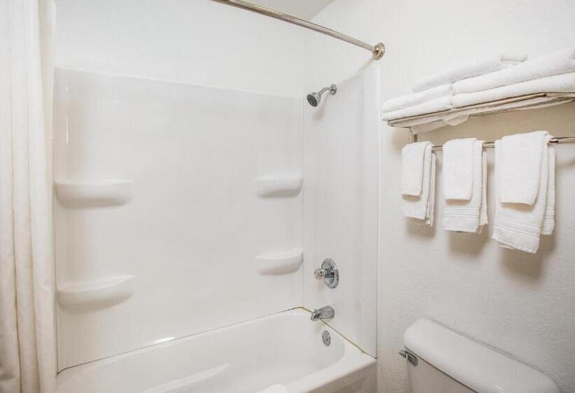 Люкс Deluxe Кровать Кинг, Baymont By Wyndham Cedar Rapids
