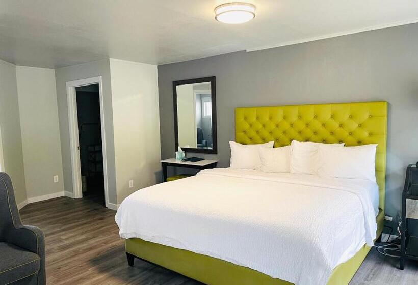Номер Стандарт Вид на Море с Балконом, Tides Inn & Suites