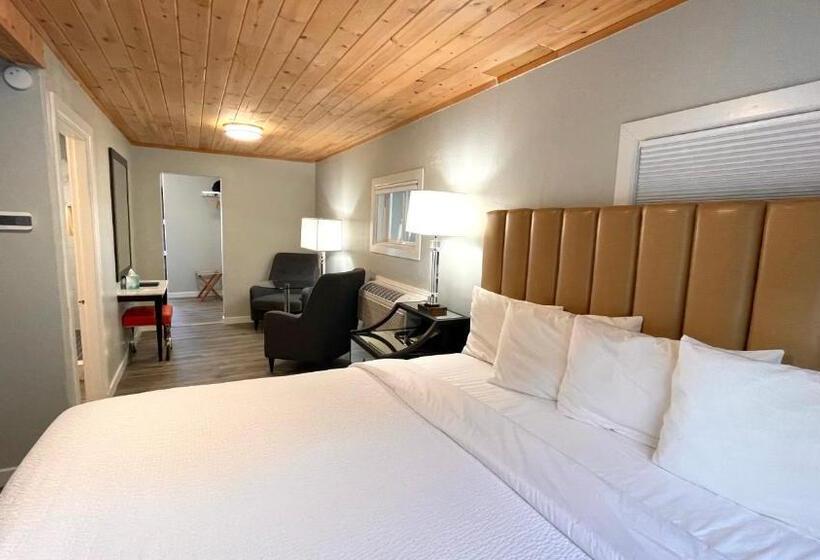 Номер Стандарт Вид на Море с Балконом, Tides Inn & Suites