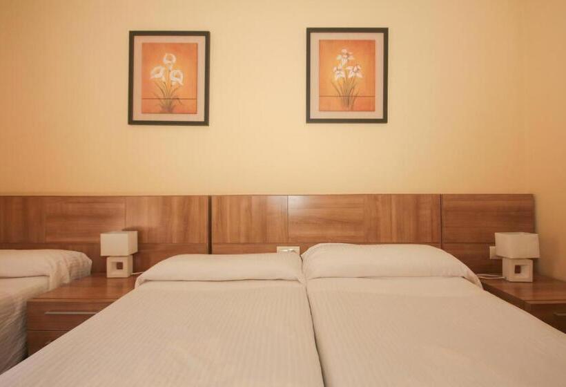 Habitación Triple Estándar, Hostal Costa Azul