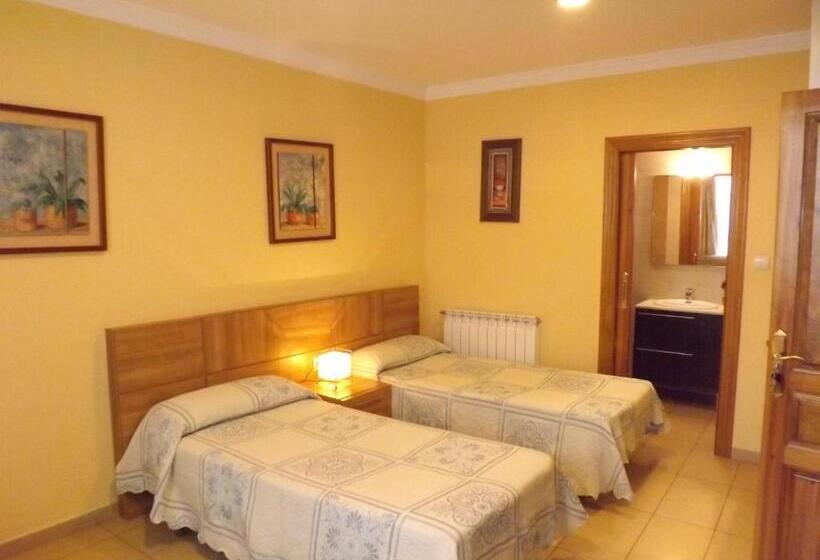 Habitación Triple Estándar, Hostal Costa Azul