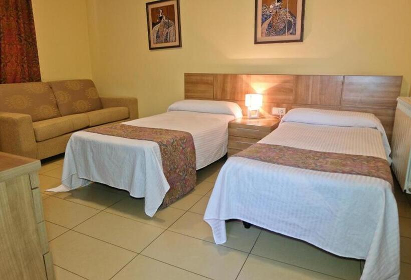 Habitación Triple Estándar, Hostal Costa Azul
