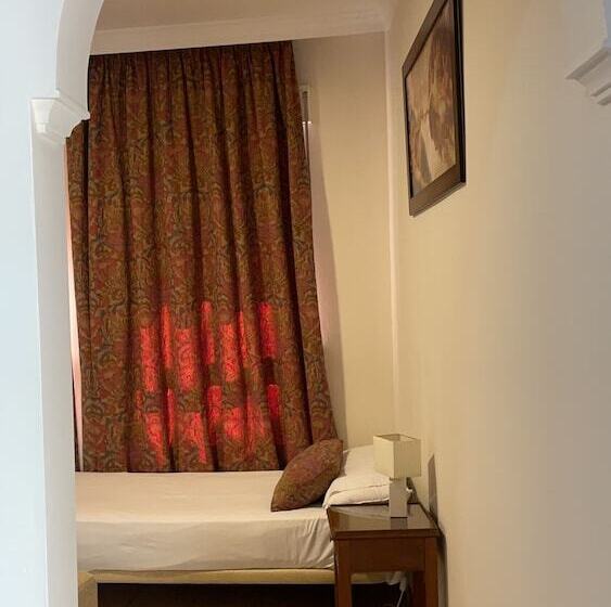 Habitación Triple Estándar, Hostal Costa Azul