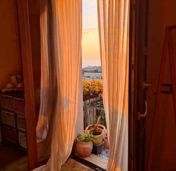 اتاق استاندارد سه تخته با بالکن, Aljama   Downtown B&b