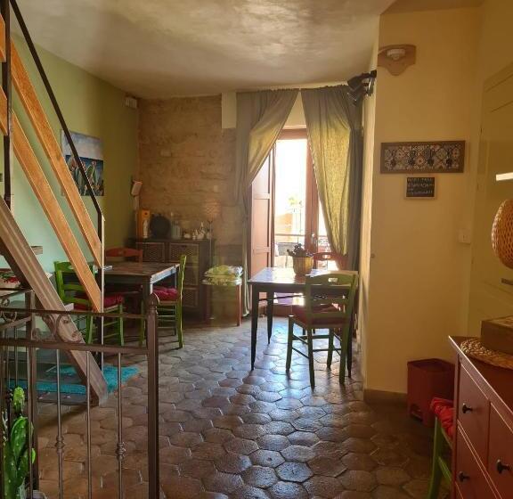 اتاق استاندارد سه تخته با بالکن, Aljama   Downtown B&b