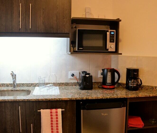 小室, Arroyo Suite House