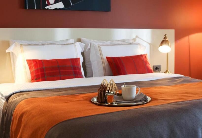 Family Connecting Room, The Fox