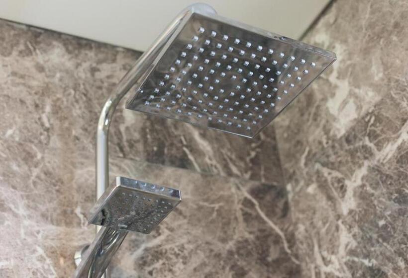 Family Connecting Room, The Fox