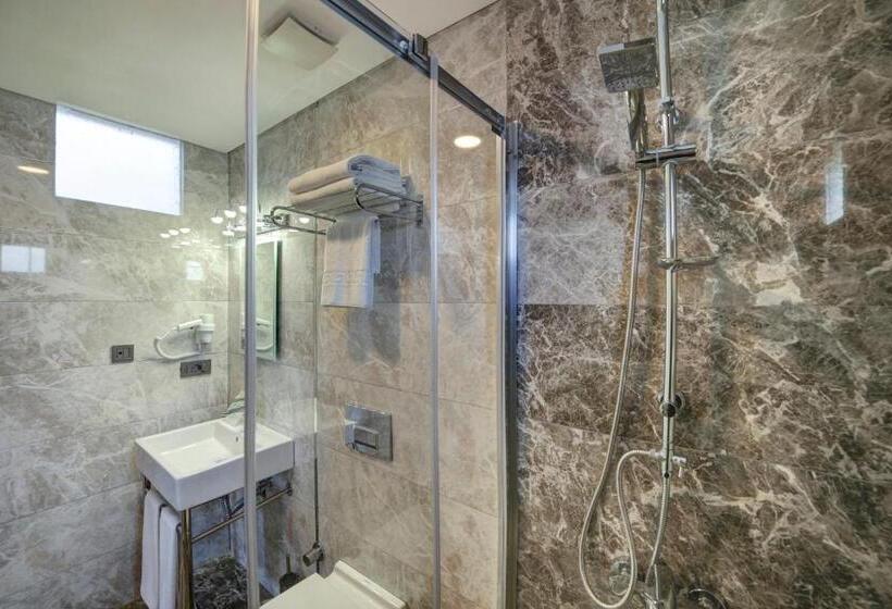 Family Connecting Room, The Fox