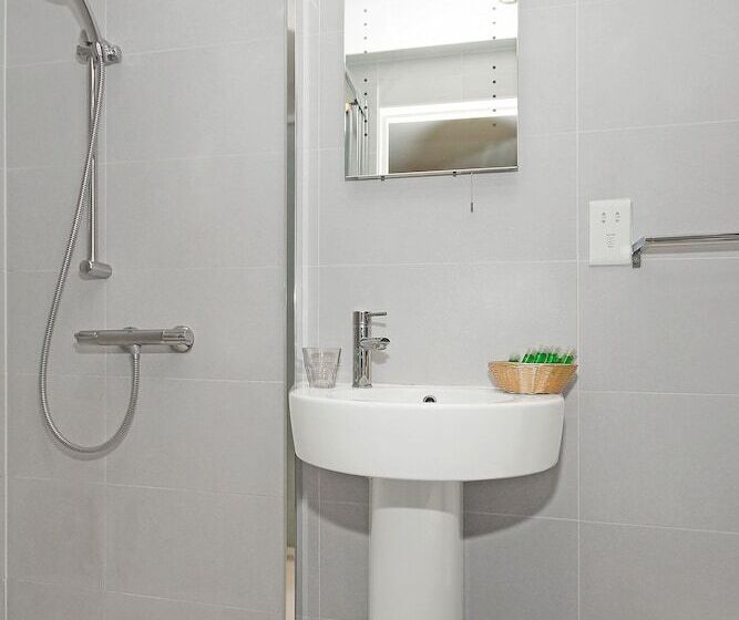 Номер Стандарт Трехместный, Kingswaypark Hotel At Park Avenue