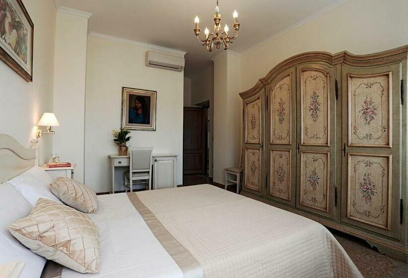 اتاق لوکس با چشم‌انداز, Il Castello Guest House