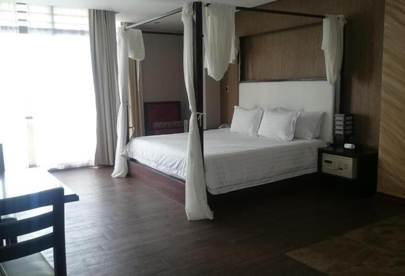 جناح جونيور, Arhaná Hosteria & Resort