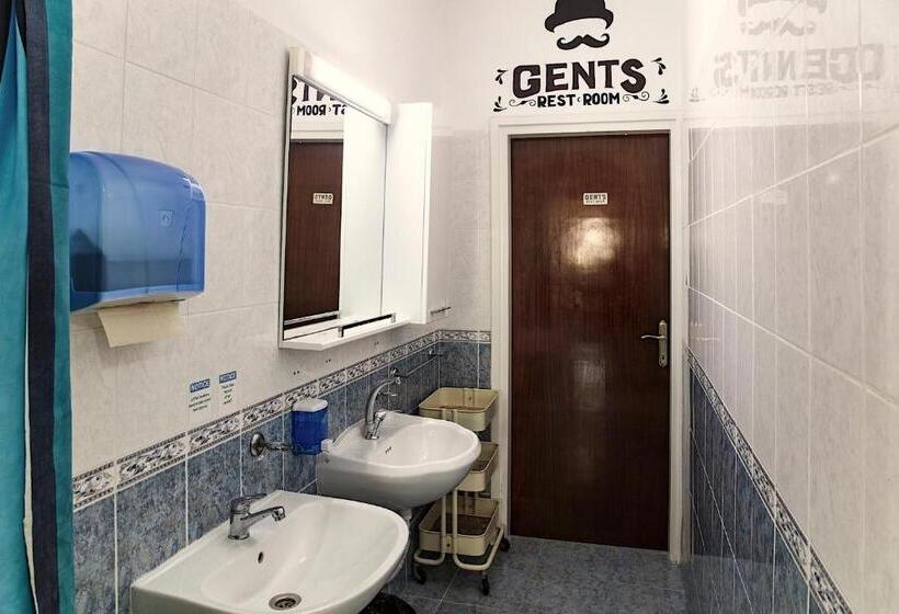 اتاق استاندارد با سرویس بهداشتی مشترک, Enter Hostel