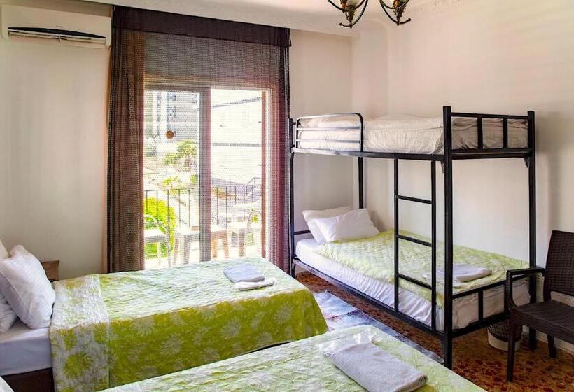 اتاق استاندارد سه تخته با بالکن, Enter Hostel