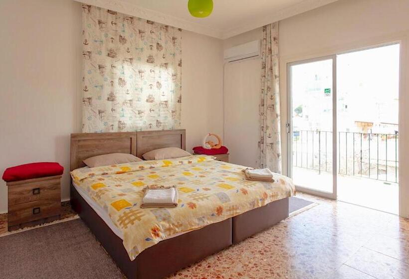 Economy Triple Room, Enter Hostel
