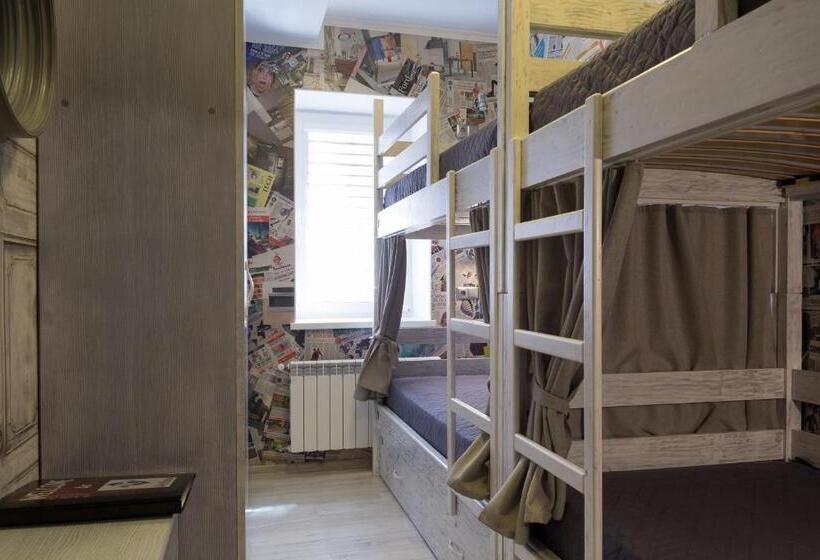 سرير فى غرفة مشتركه, Art House Hostel
