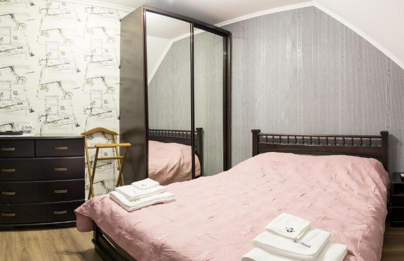 اتاق استاندارد با سرویس بهداشتی مشترک, Art House Hostel
