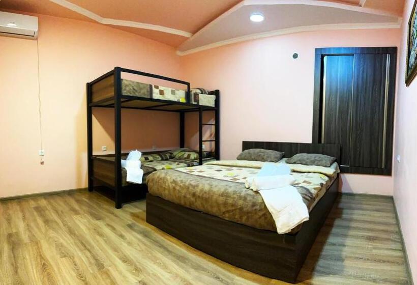 4인용 수피리어 룸, Domino Yerevan Hostel