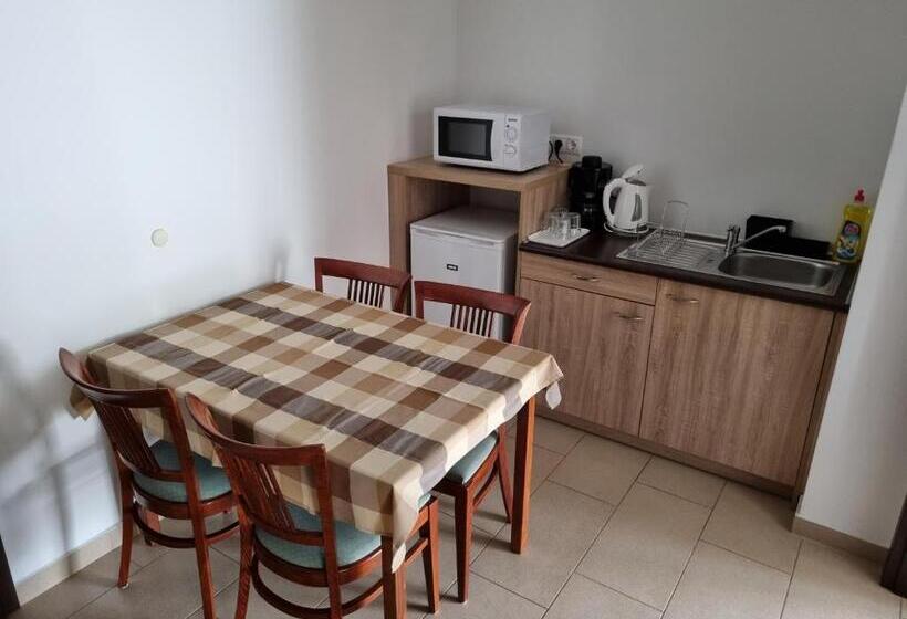 Апартаменты 2 Спальни с Балконом, ádám Apartmanház