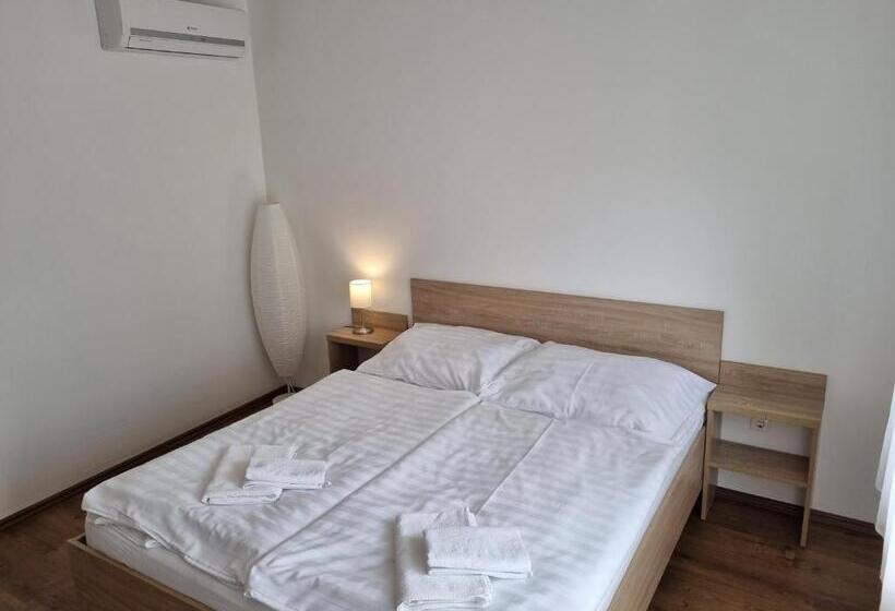 Апартаменты 2 Спальни с Балконом, ádám Apartmanház